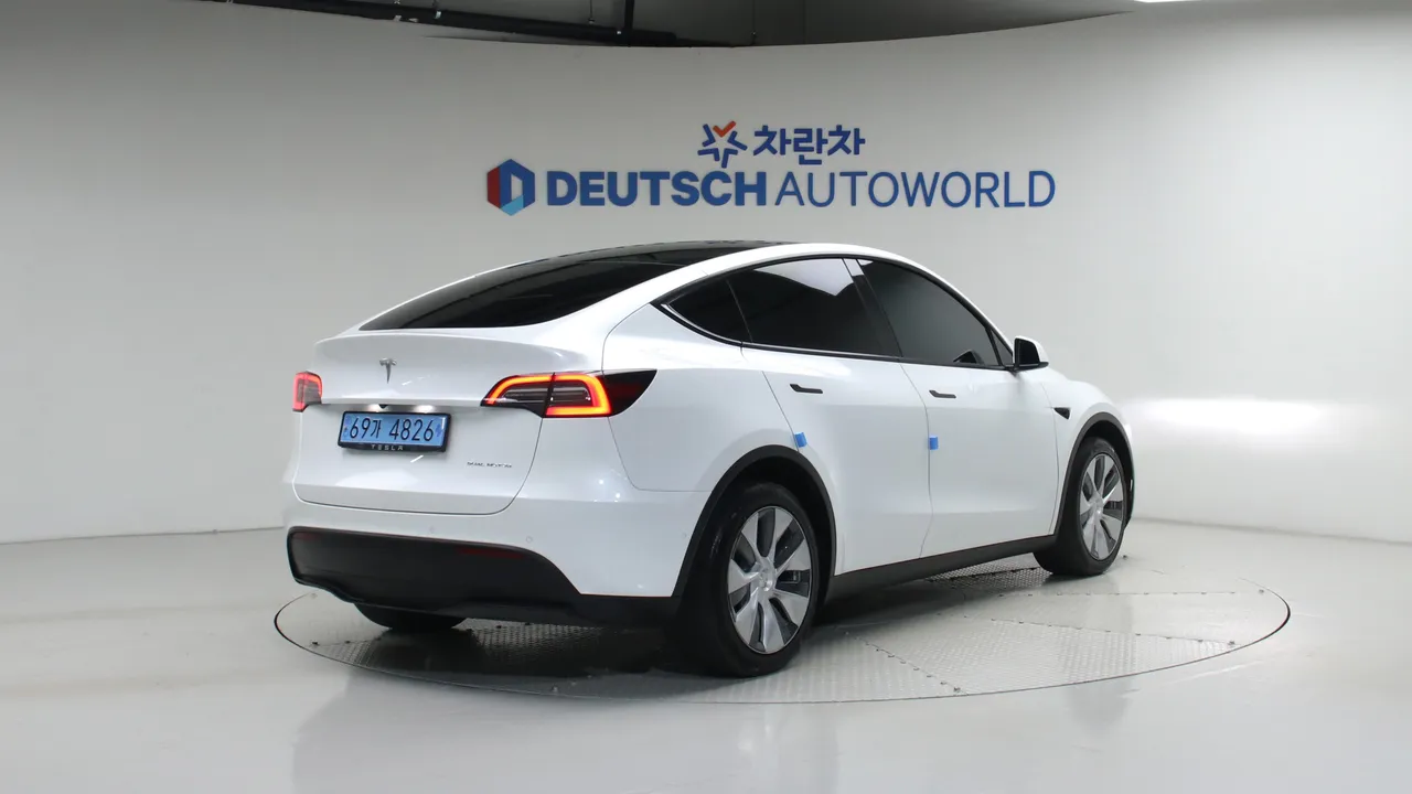 Tesla Model Y — miniaturë 2