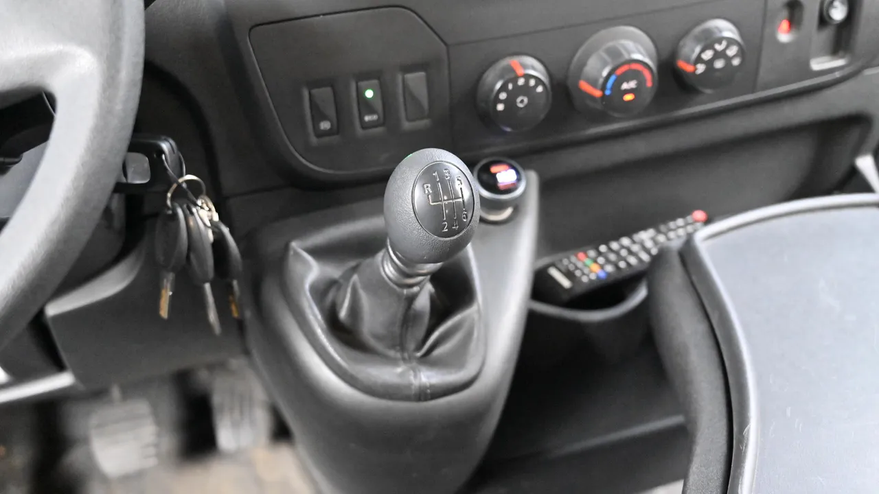 Renault Korea (Samsung) Master 2.3 13-seater