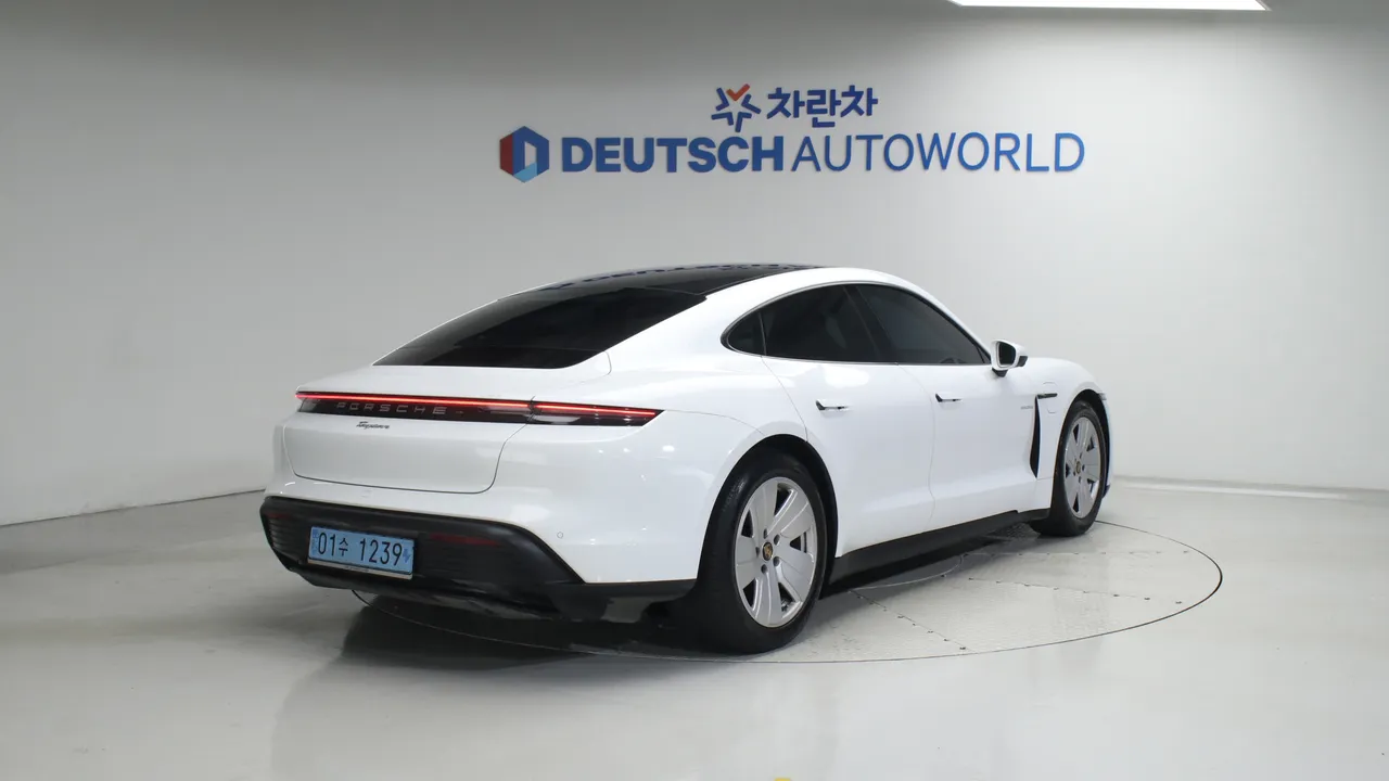 Porsche Taycan — miniaturë 2