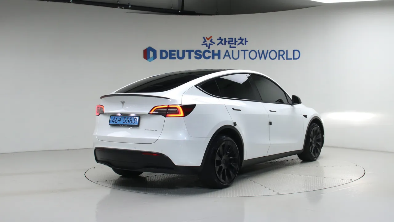 Tesla Model Y — miniaturë 2