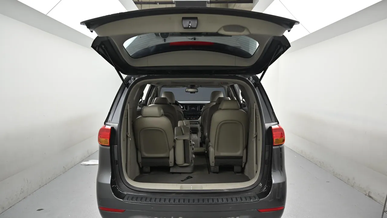 Kia Carnival — miniaturë 37