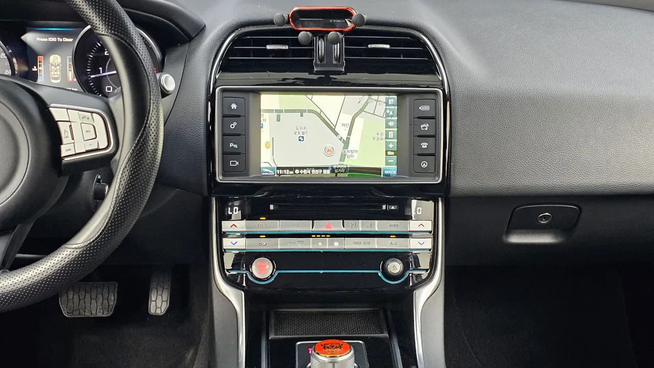 Jaguar XE — miniaturë 14
