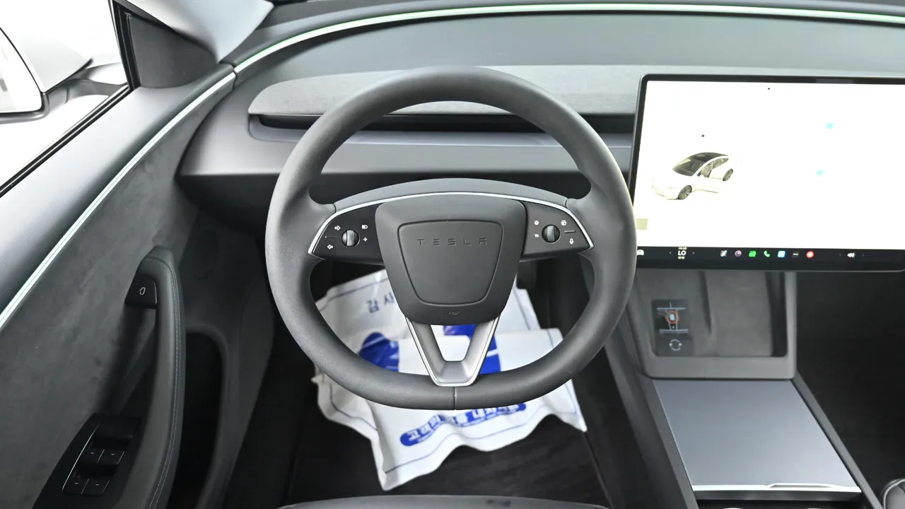Tesla Model 3 — miniaturë 13