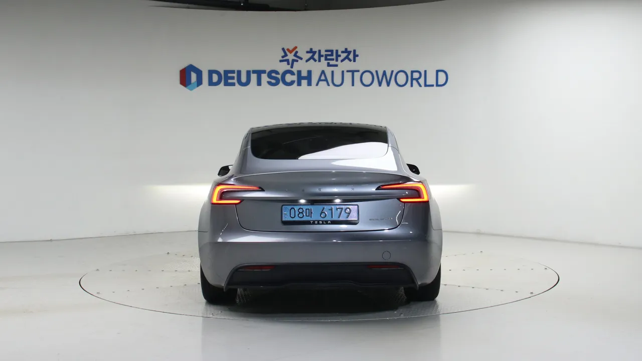 Tesla Model 3 — miniaturë 4