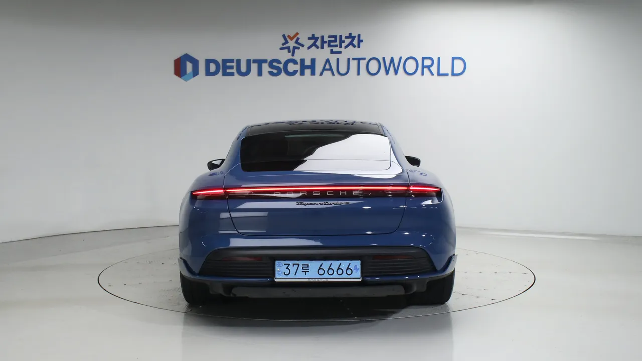 Porsche Taycan — miniaturë 4