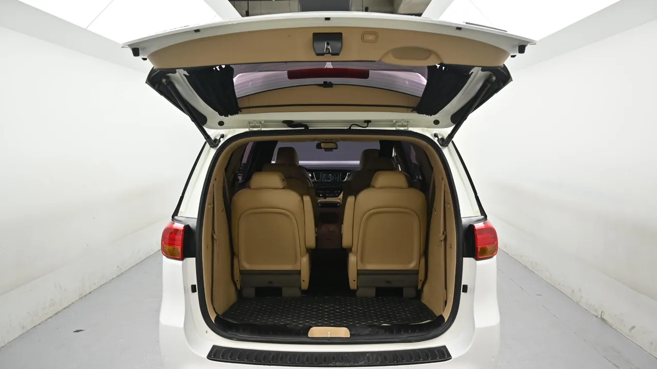 Kia Carnival — miniaturë 37