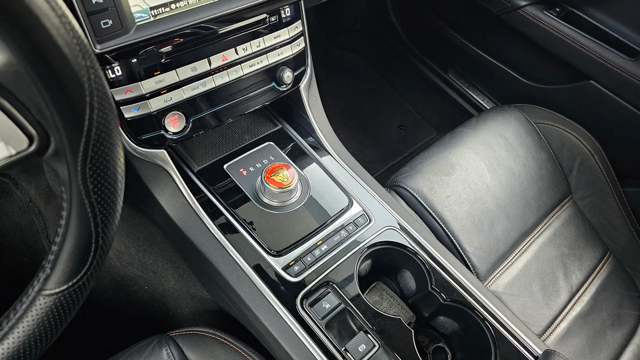 Jaguar XE — miniaturë 9