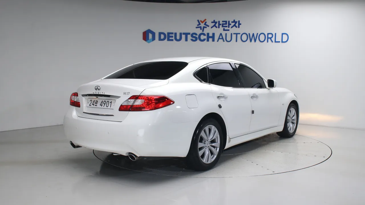 Infiniti M — miniaturë 2