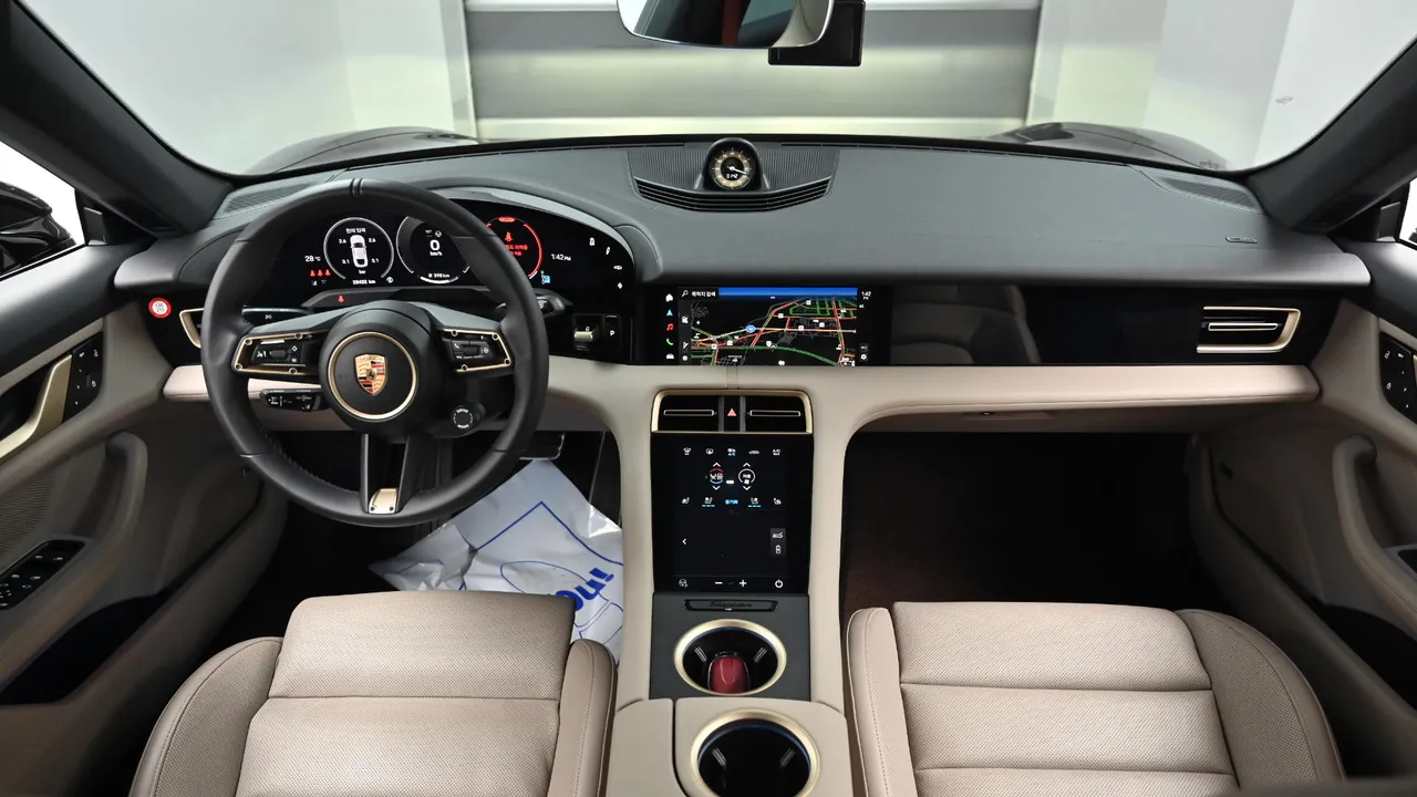 Porsche Taycan 93.4kWh Base