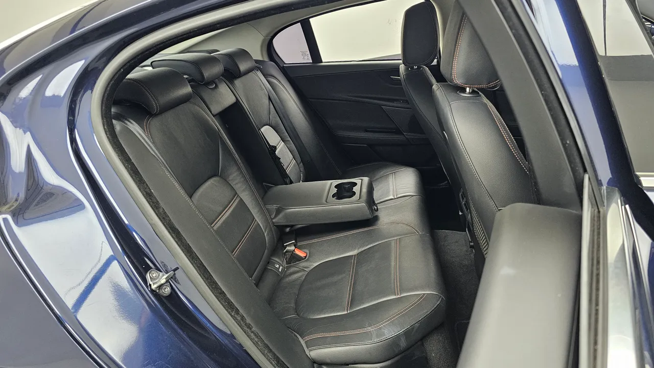 Jaguar XE — miniaturë 12
