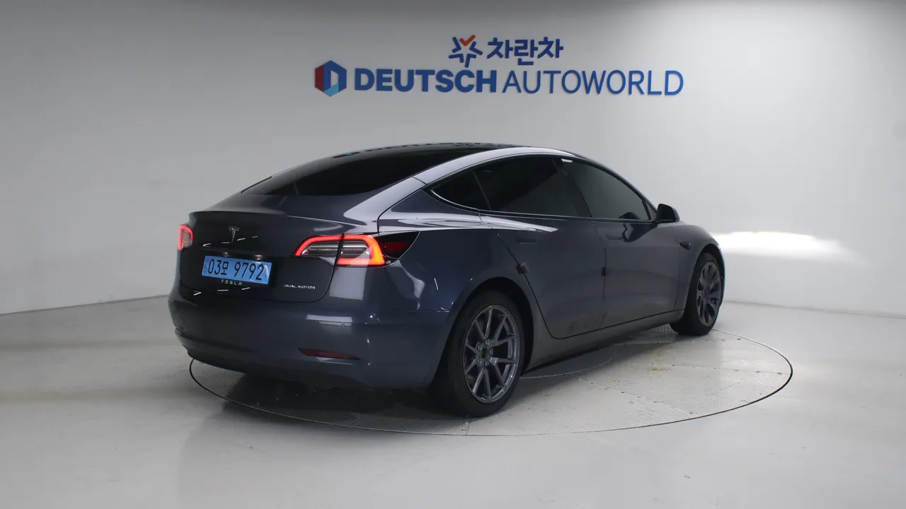 Tesla Model 3 — miniaturë 2
