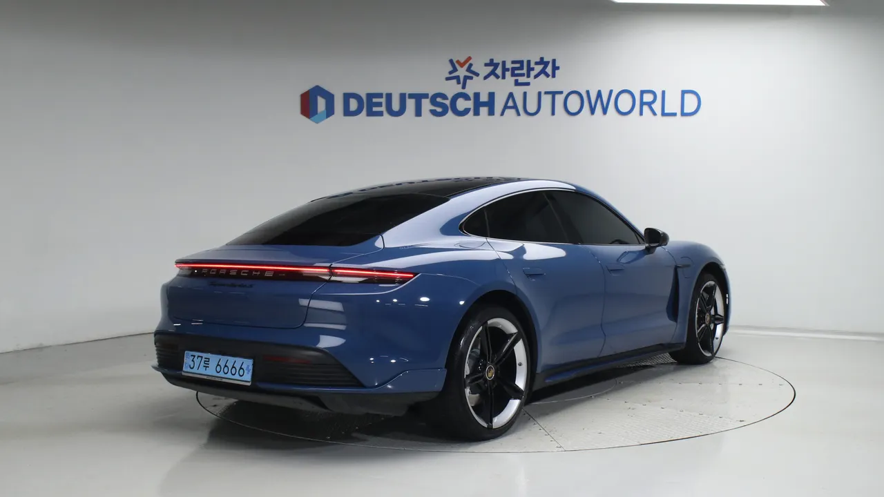 Porsche Taycan — miniaturë 2
