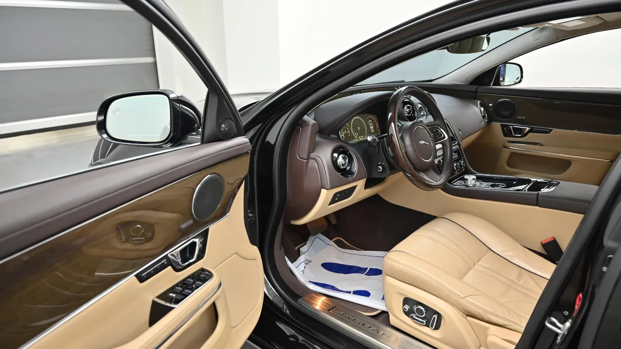 Jaguar XJ — miniaturë 11