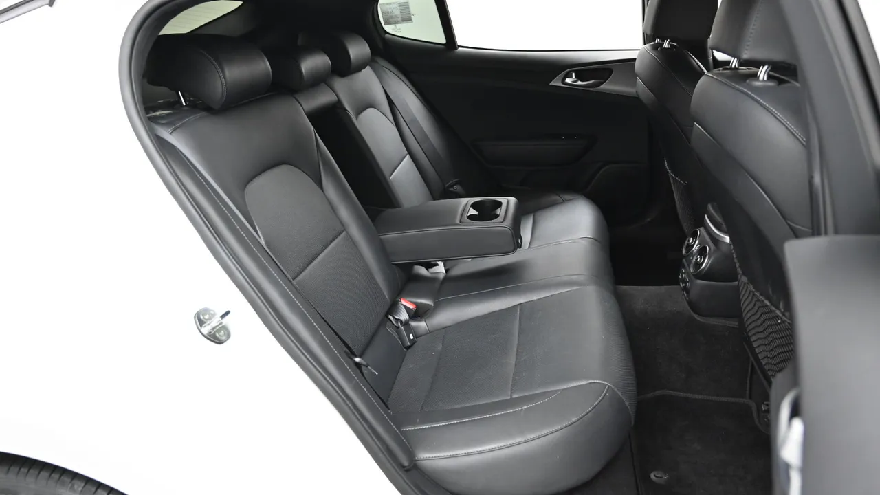Kia Stinger — miniaturë 12