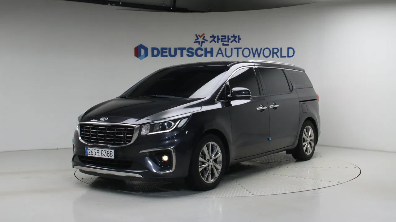 Kia Carnival 9-Seater Diesel — foto 1