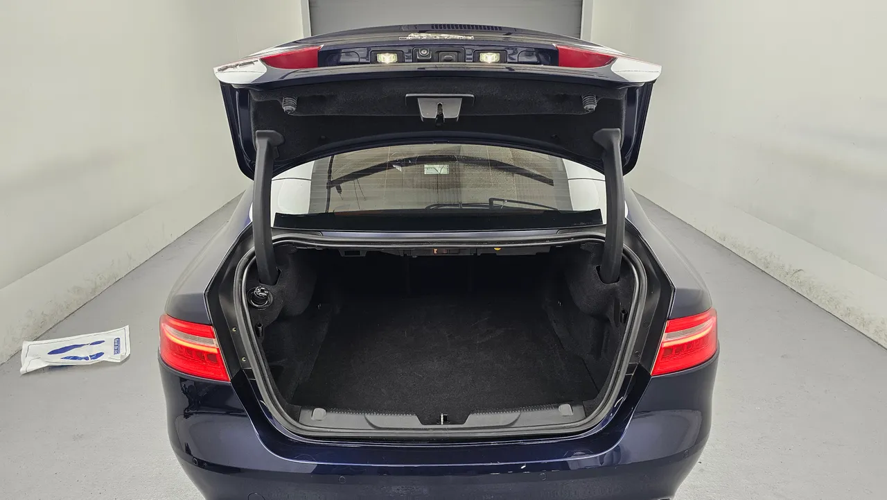 Jaguar XE — miniaturë 19