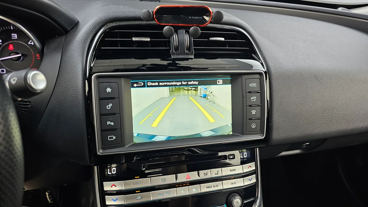 Jaguar XE — miniaturë 15