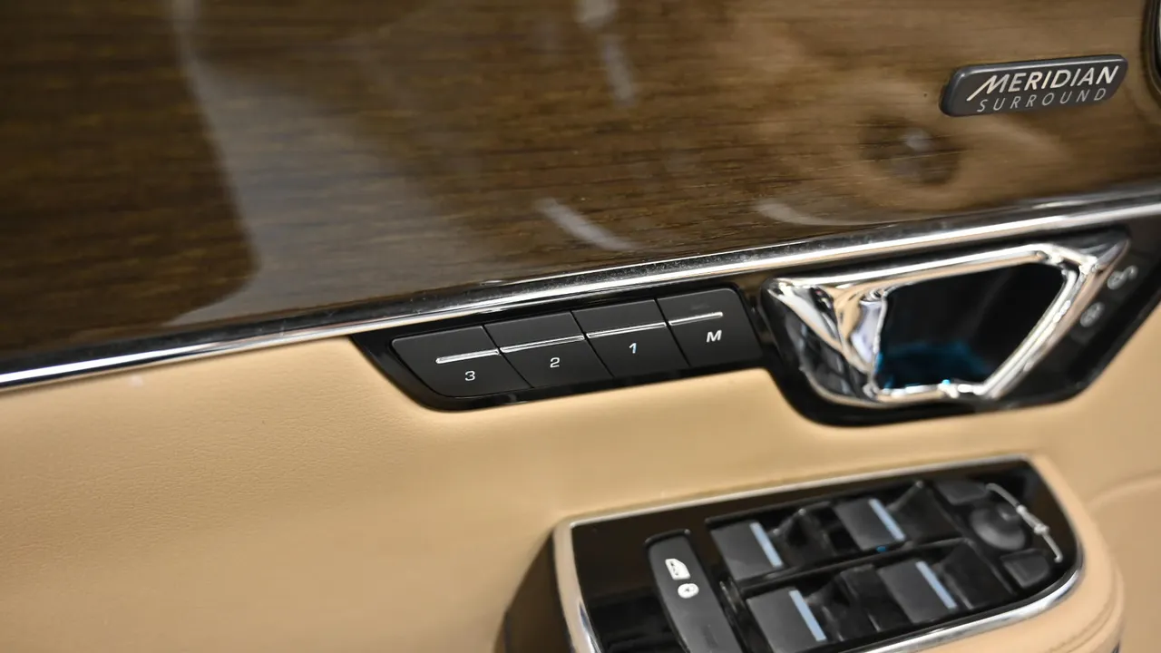 Jaguar XJ — miniaturë 17