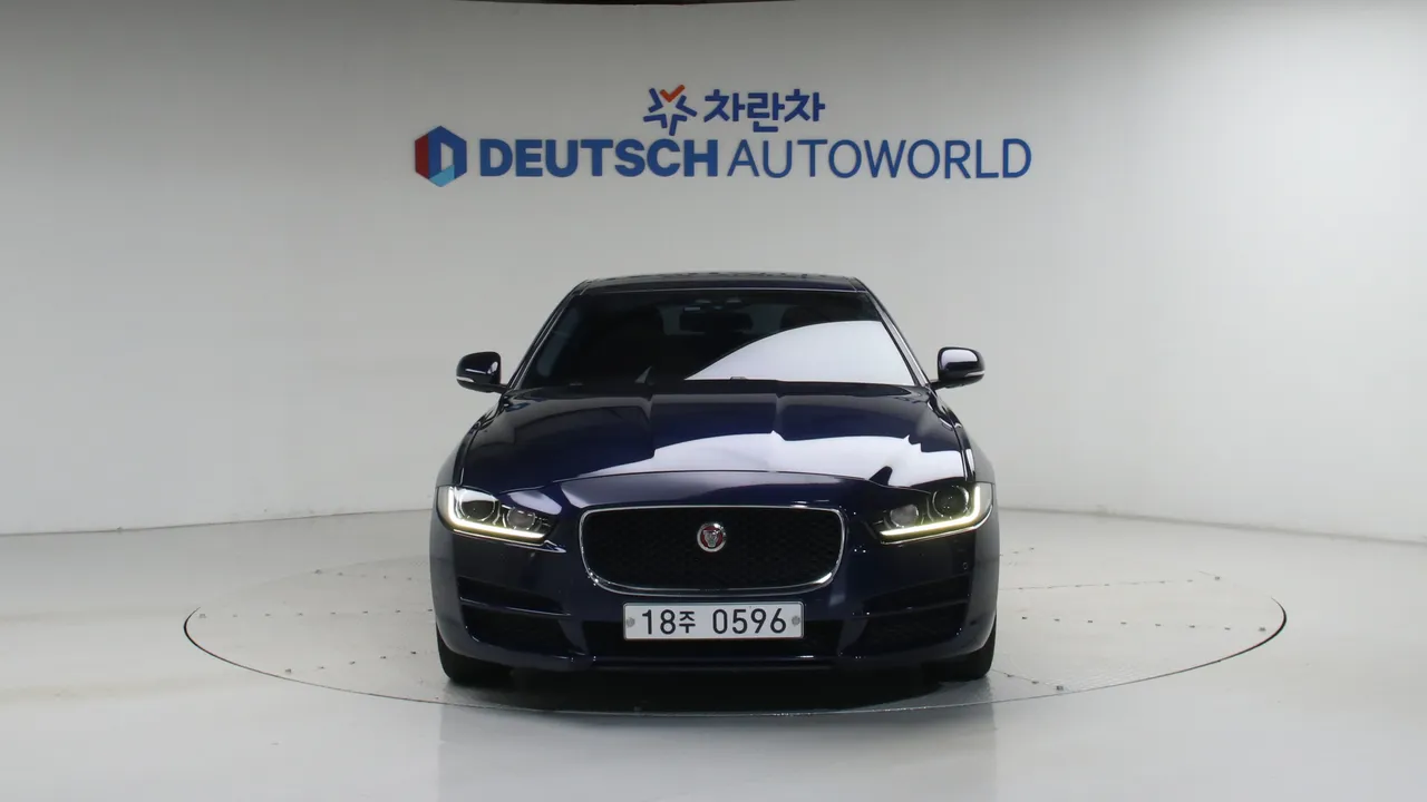 Jaguar XE — miniaturë 3