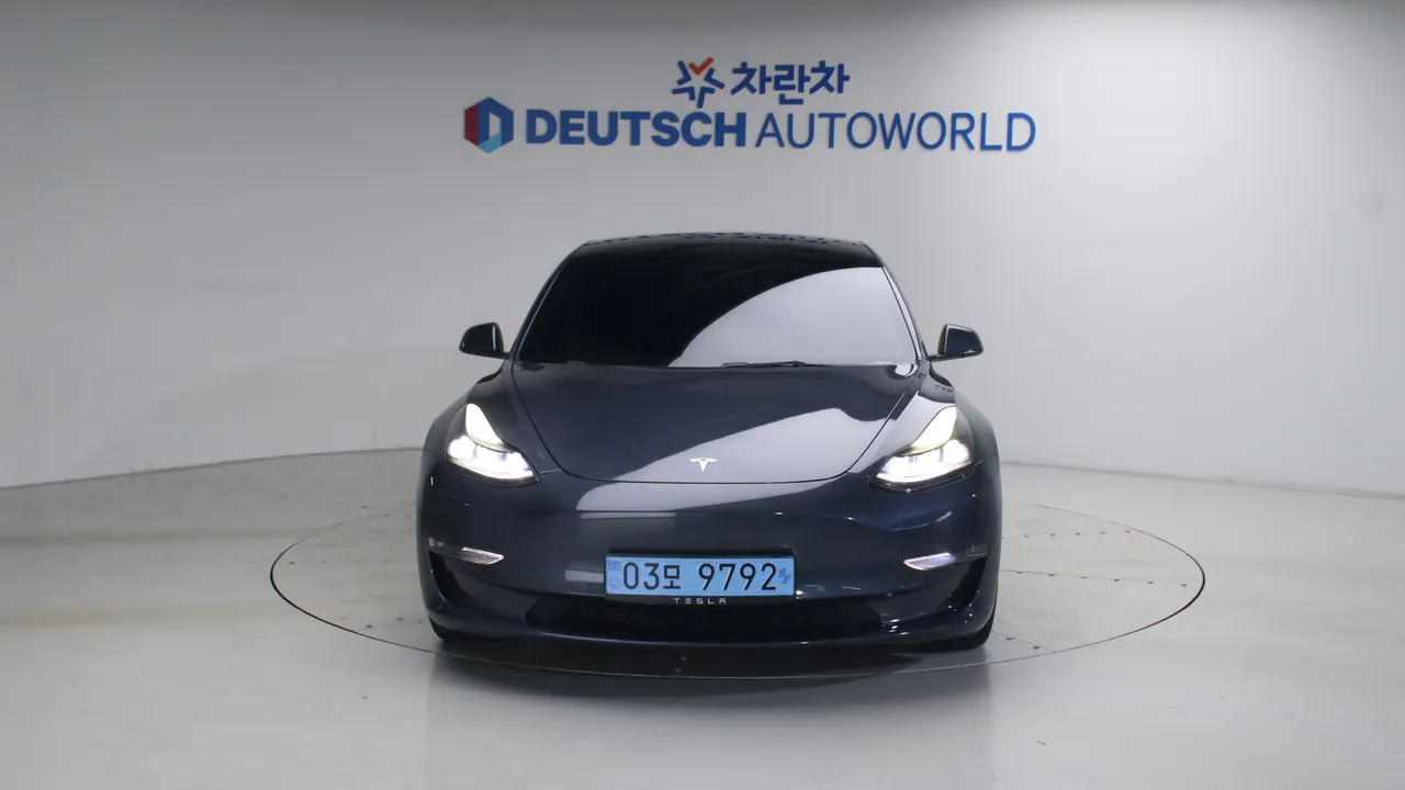 Tesla Model 3 — miniaturë 3