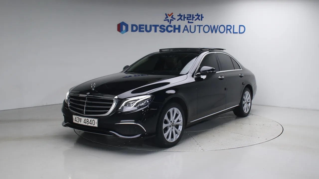Mercedes-Benz E-klasse E300 4MATIC 익스클루시브 — foto 1