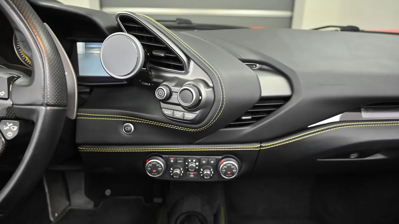 Ferrari 488 — miniaturë 14