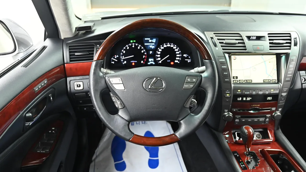Lexus LS — miniaturë 13