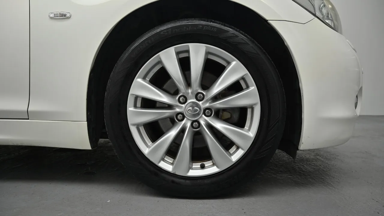 Infiniti M — miniaturë 5