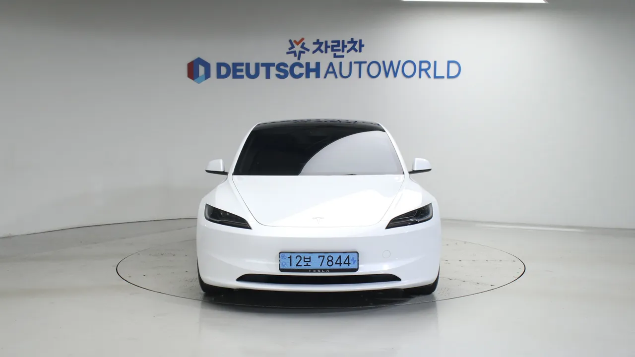 Tesla Model 3 — miniaturë 3