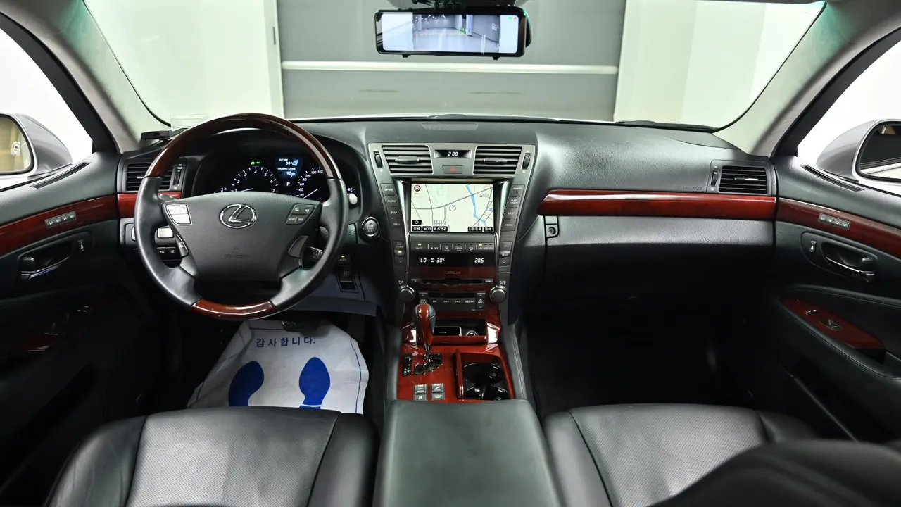 Lexus LS — miniaturë 7
