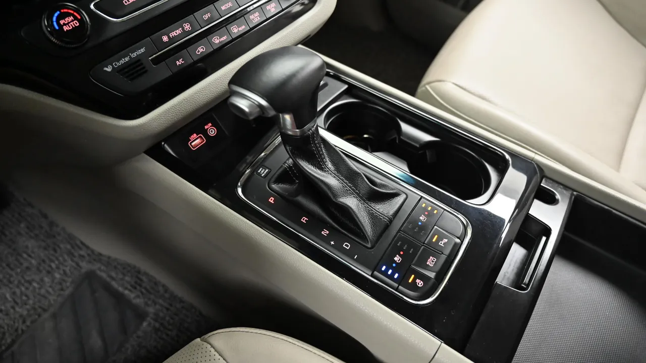 Kia Carnival — miniaturë 9