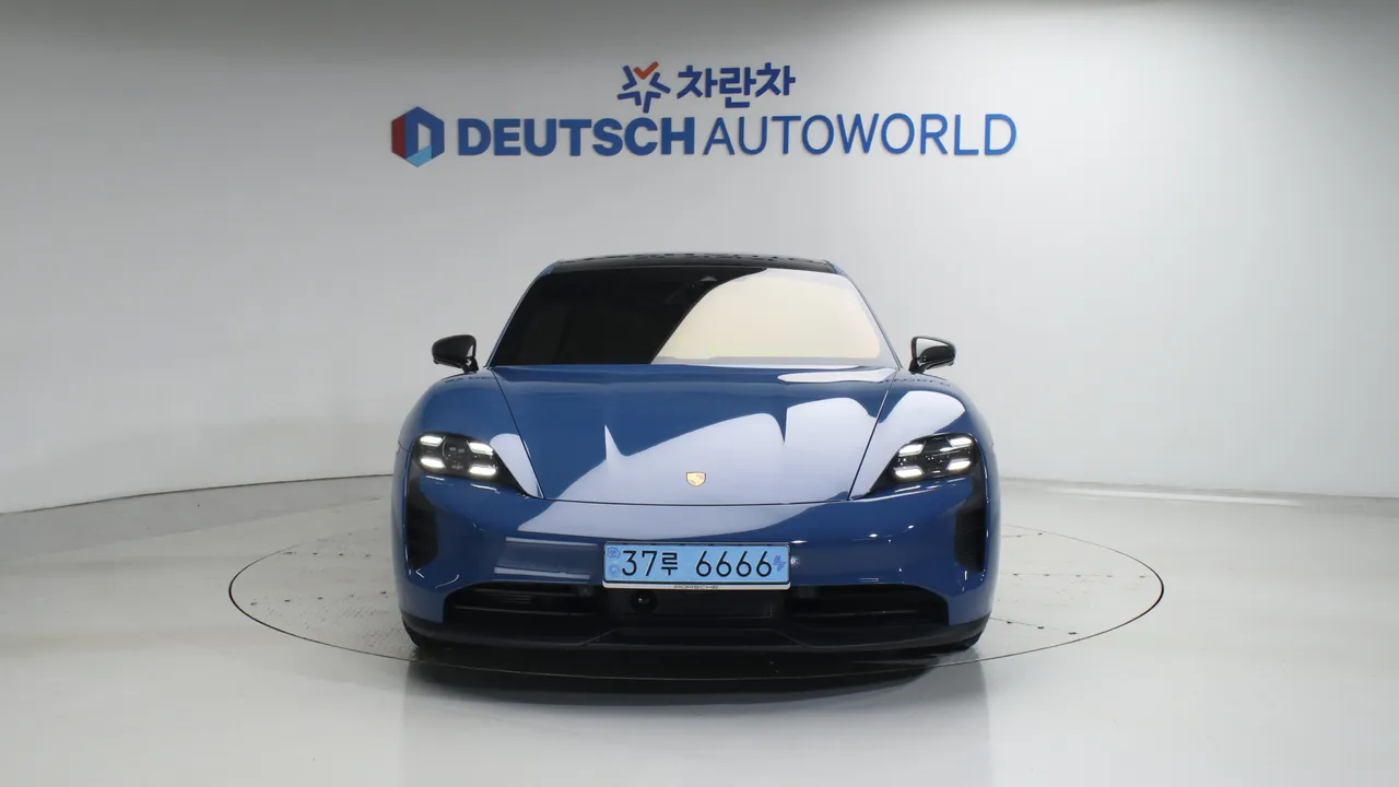 Porsche Taycan — miniaturë 3