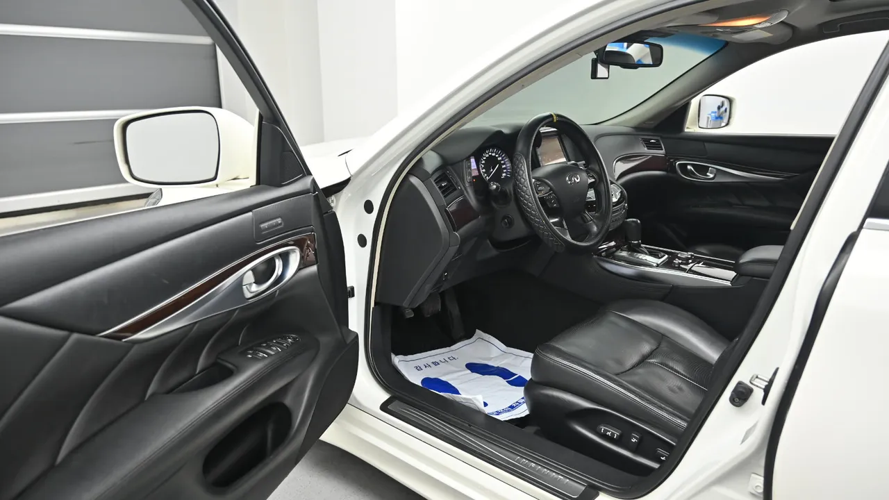 Infiniti M — miniaturë 11