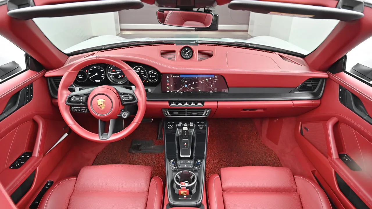 Porsche 911 (992) Carrera 4 GTS Cabriolet