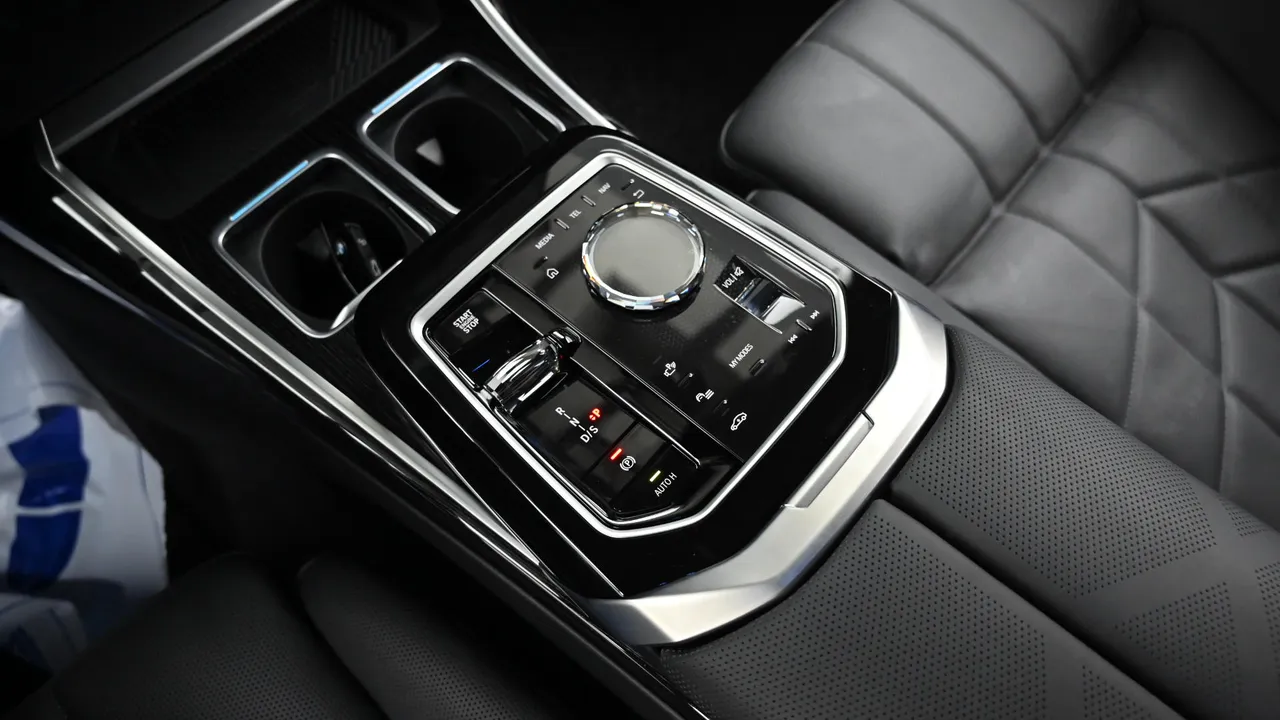 BMW 7er — miniaturë 9