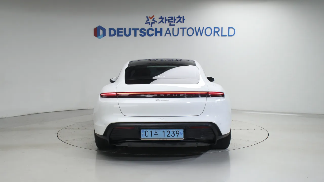 Porsche Taycan — miniaturë 4