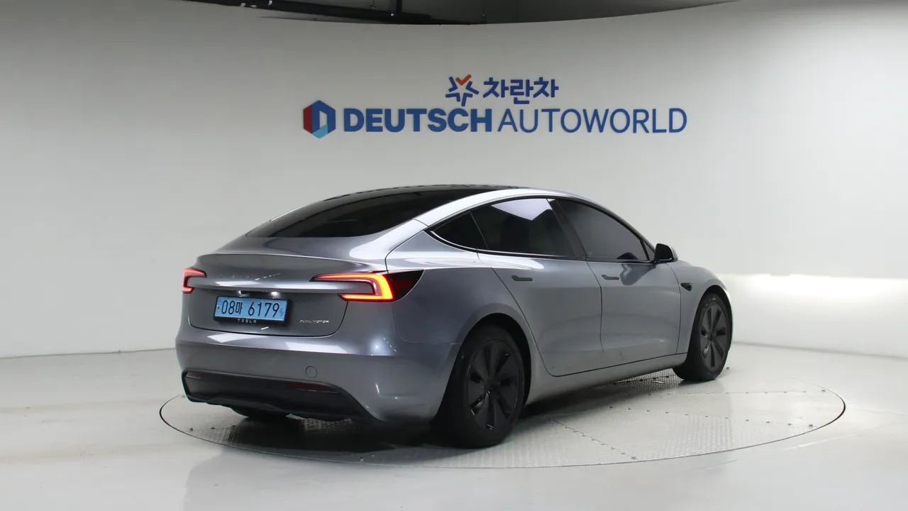 Tesla Model 3 — miniaturë 2