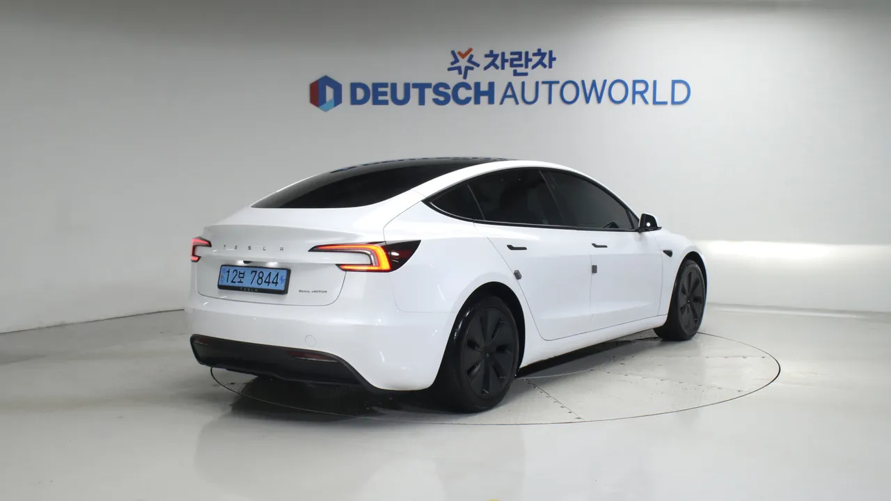 Tesla Model 3 — miniaturë 2