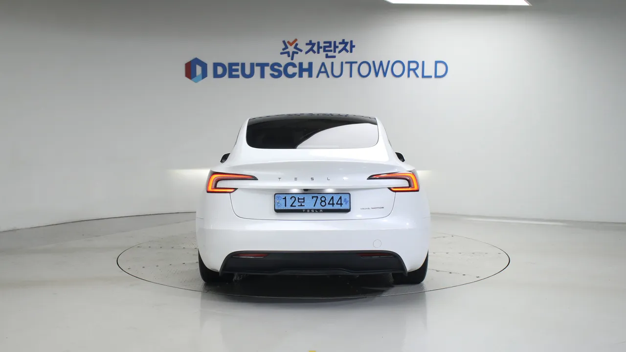 Tesla Model 3 — miniaturë 4