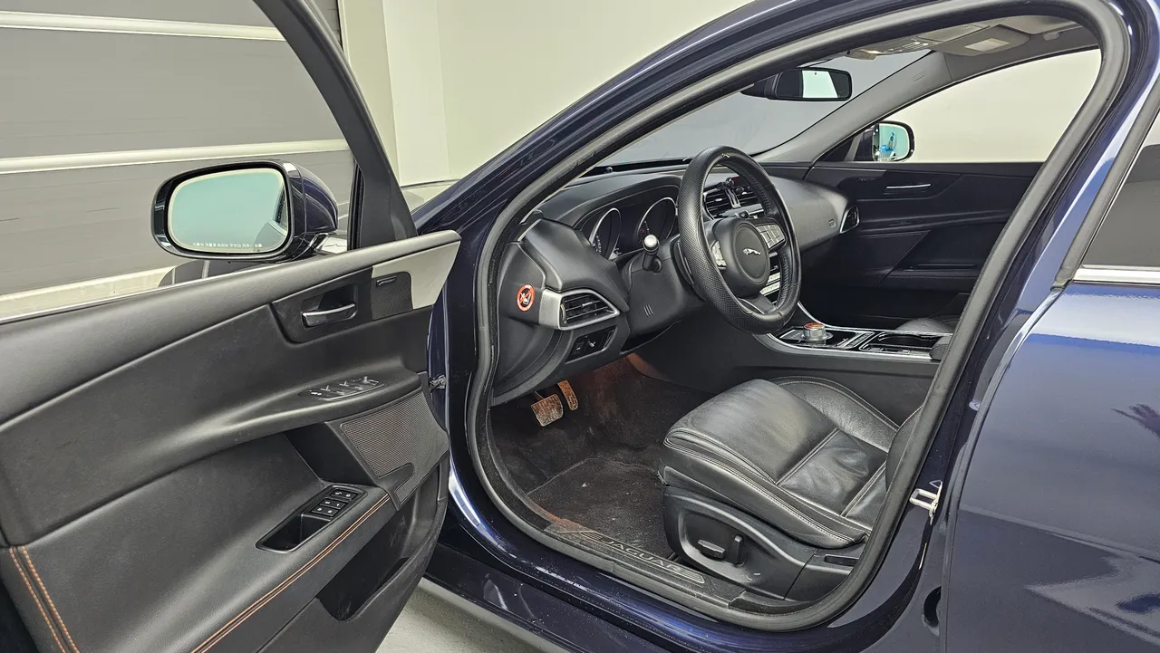 Jaguar XE — miniaturë 11