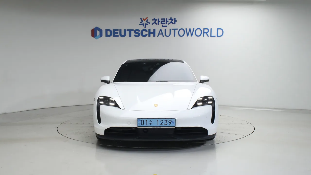 Porsche Taycan — miniaturë 3