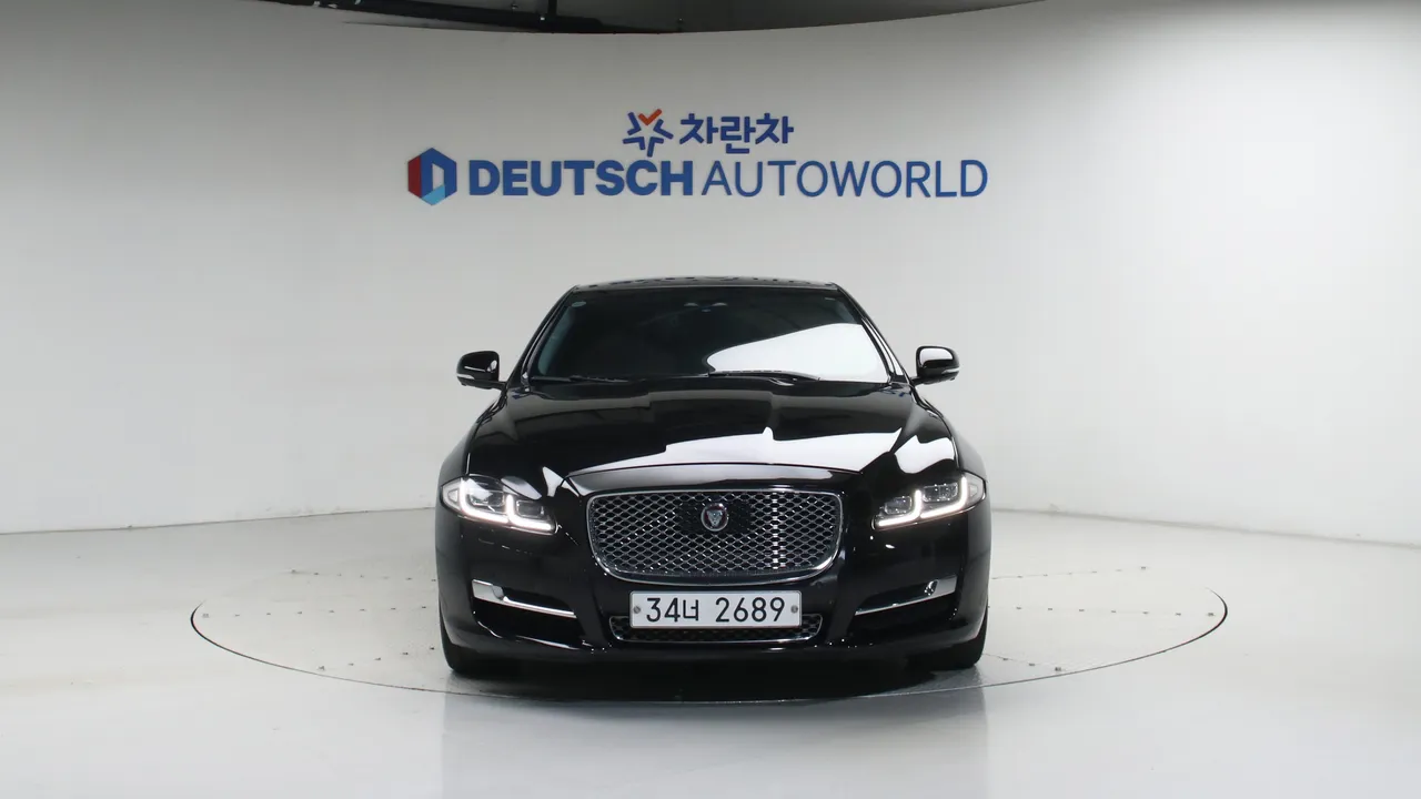 Jaguar XJ — miniaturë 3