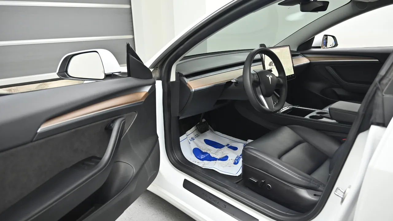 Tesla Model 3 — miniaturë 11
