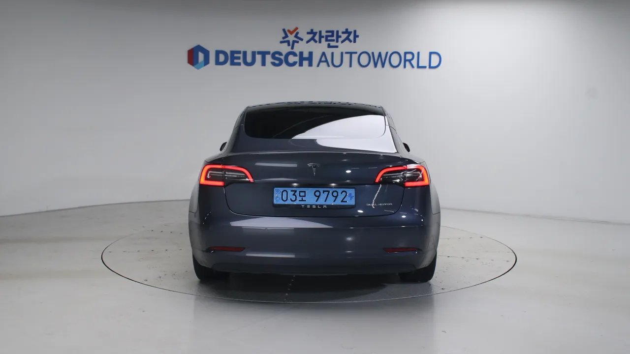 Tesla Model 3 — miniaturë 4