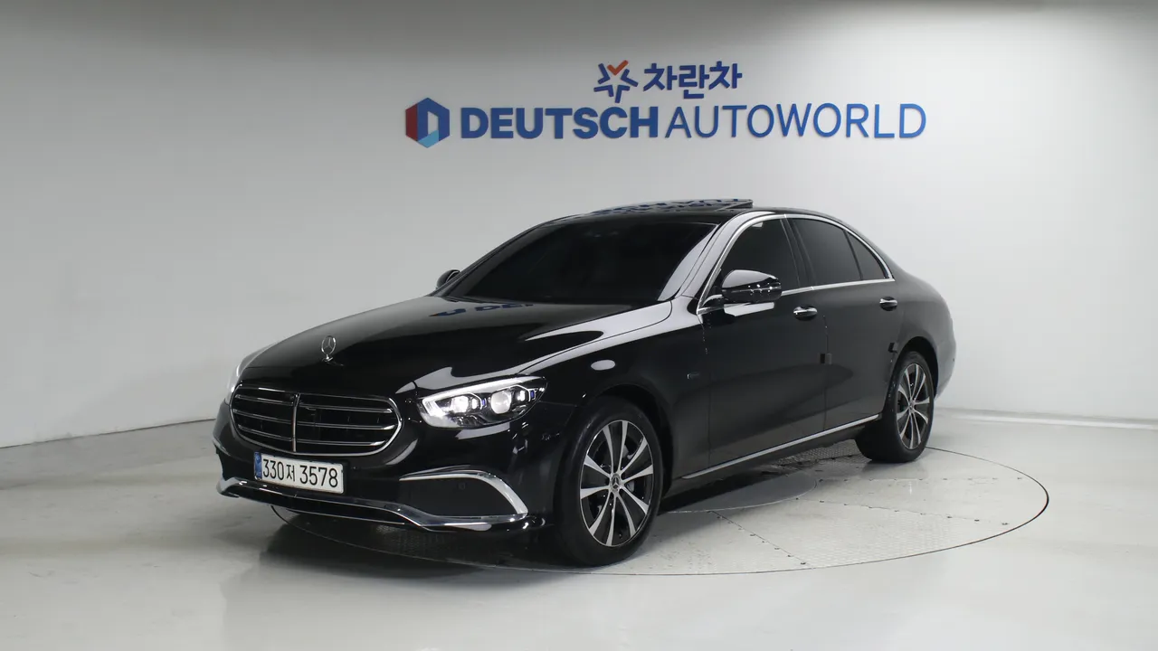Mercedes-Benz E-klasse E300e 4MATIC 익스클루시브 — foto 1