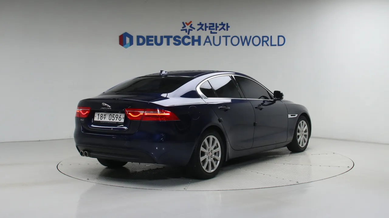 Jaguar XE — miniaturë 2