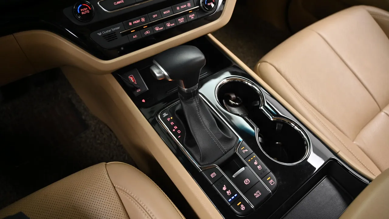 Kia Carnival — miniaturë 9