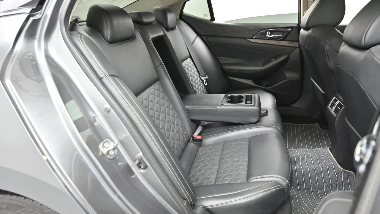 Nissan Maxima — miniaturë 12