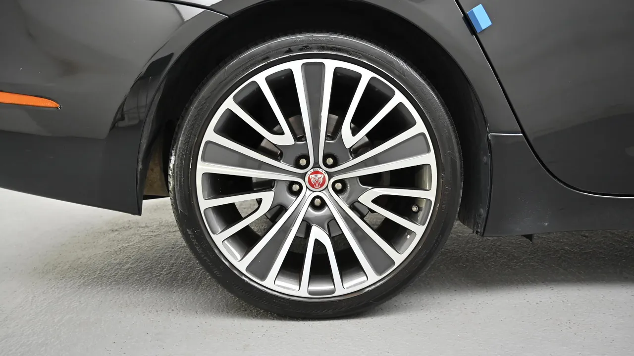 Jaguar XJ — miniaturë 5
