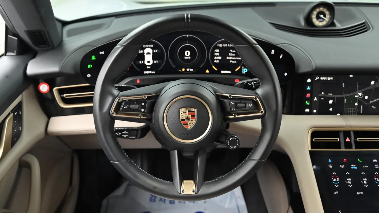 Porsche Taycan — miniaturë 13